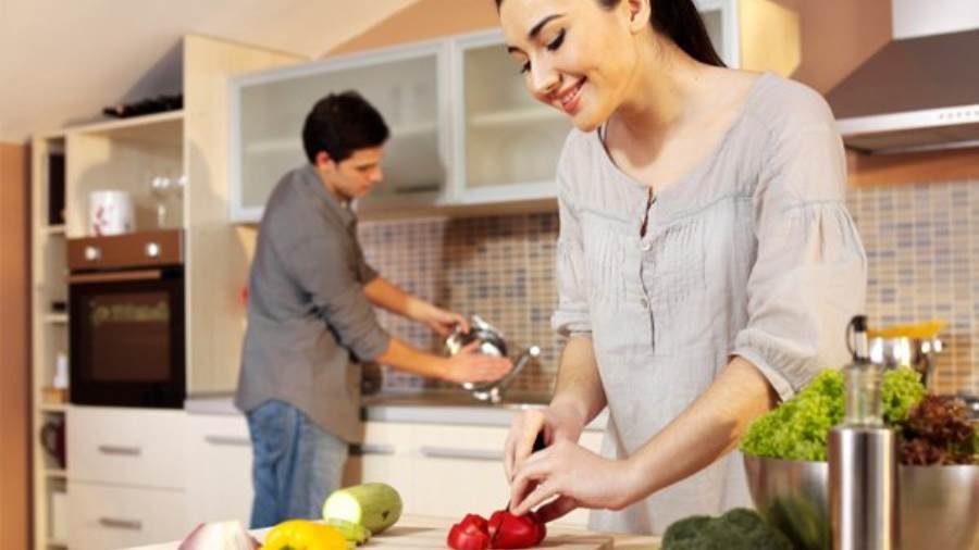 انتبهي هذه الأشياء تقلل من رجولة زوجك وقد تهدم حياتك الزوجية