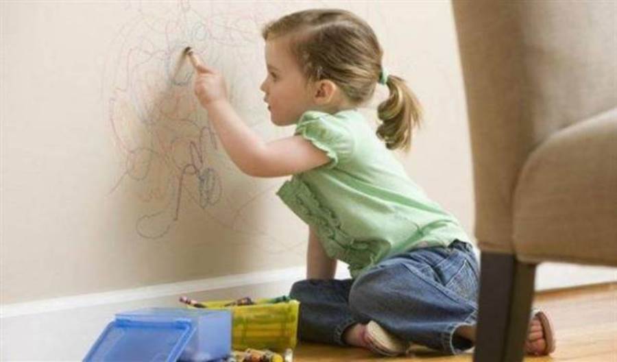 أبسط الطرق لتنظيف الجدران من كتابات الأطفال