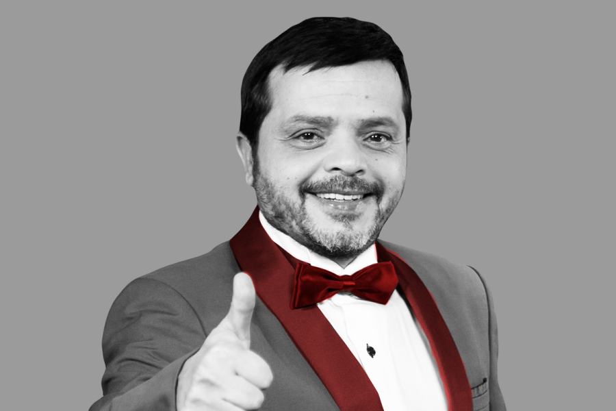 محمد هنيدي يرد على شائعات إغلاق صفحته الرسمية