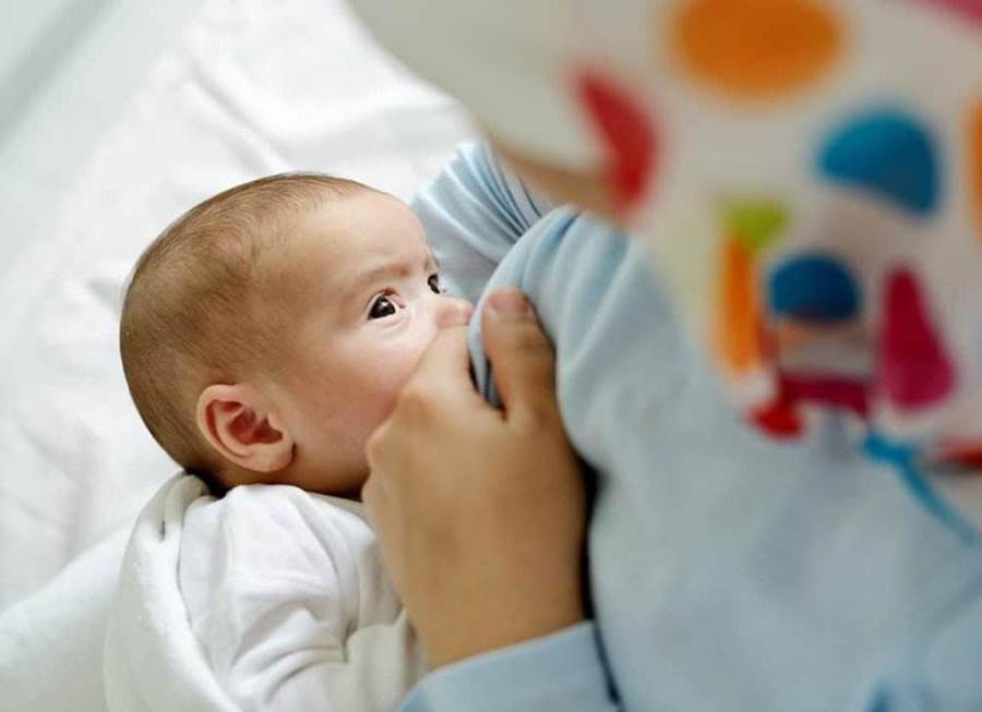 هل حليب الثدي من الأم المصابة يصيب الرضع بـ"كورونا"؟
