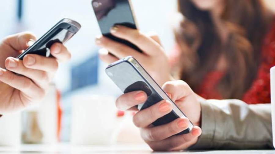 هل تعلمي أن الاستخدام المفرط للهواتف الذكية يزيد الإقبال على الوجبات السريعة