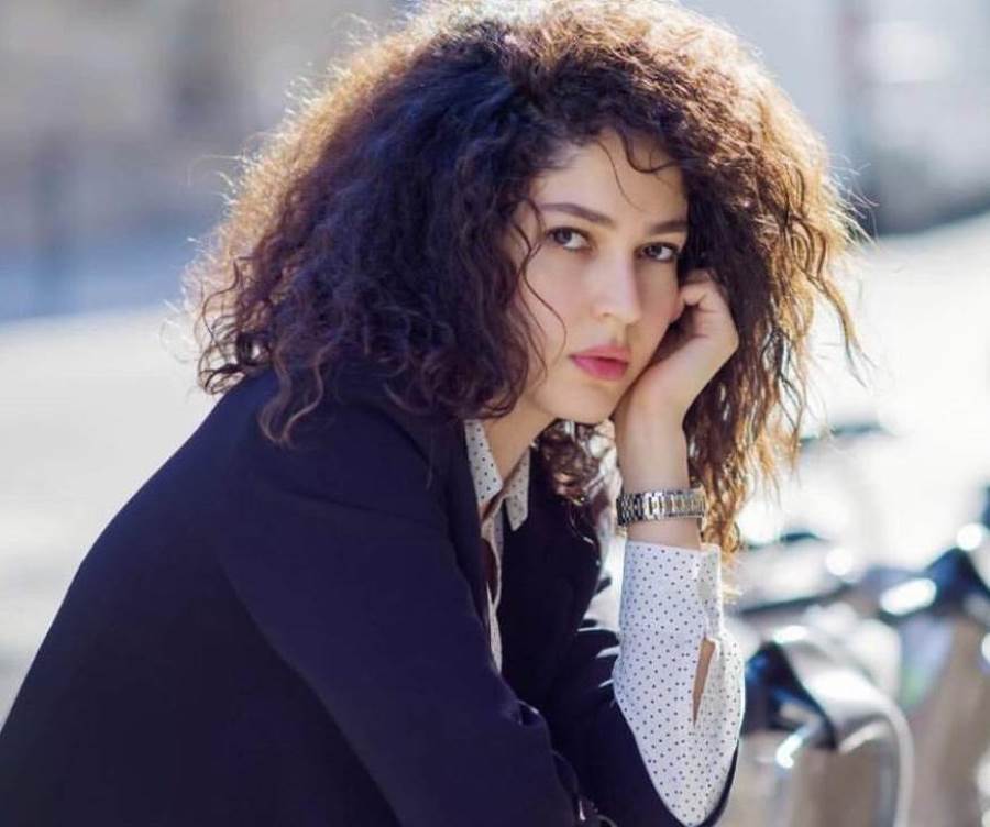 ندي موسي تبرز جمالها بـ "تى شيرت وبنطلون جينز مقطع