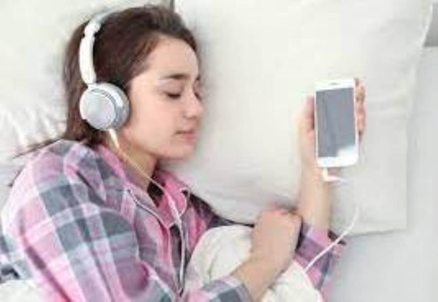 هل سماع الموسيقى ليلا يصيبك باضطرابات النوم والأرق؟