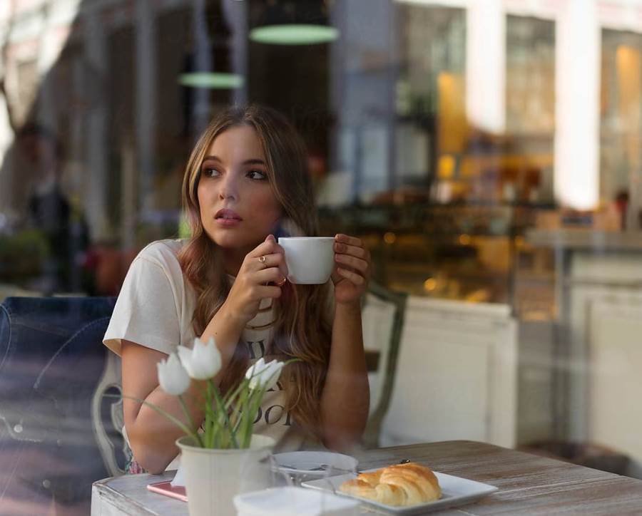 دراسة جديدة تكشف متى يجب التوقف عن تناول القهوة