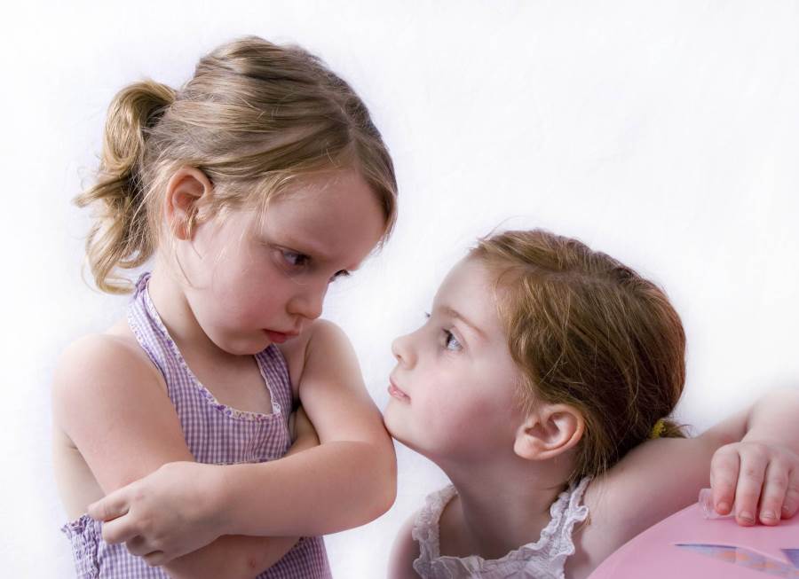 لمواجهة الغيرة بين أطفالك إليك 5 نصائح وفقا لعلماء النفس