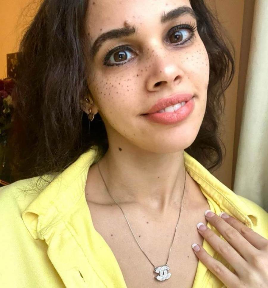 فنانة معتزلة تهاجم ابنة عمرو دياب