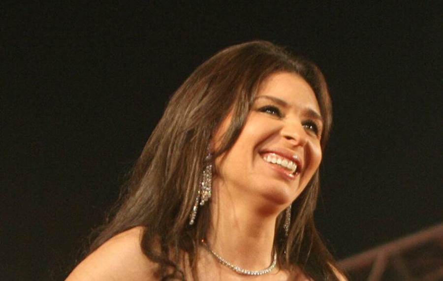 الراقصة دينا تخطف القلوب بإطلالة محتشمة