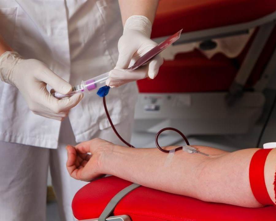 هل توجد مخاطر عند تبرع الحاصلين على لقاحات كورونا بالدم؟