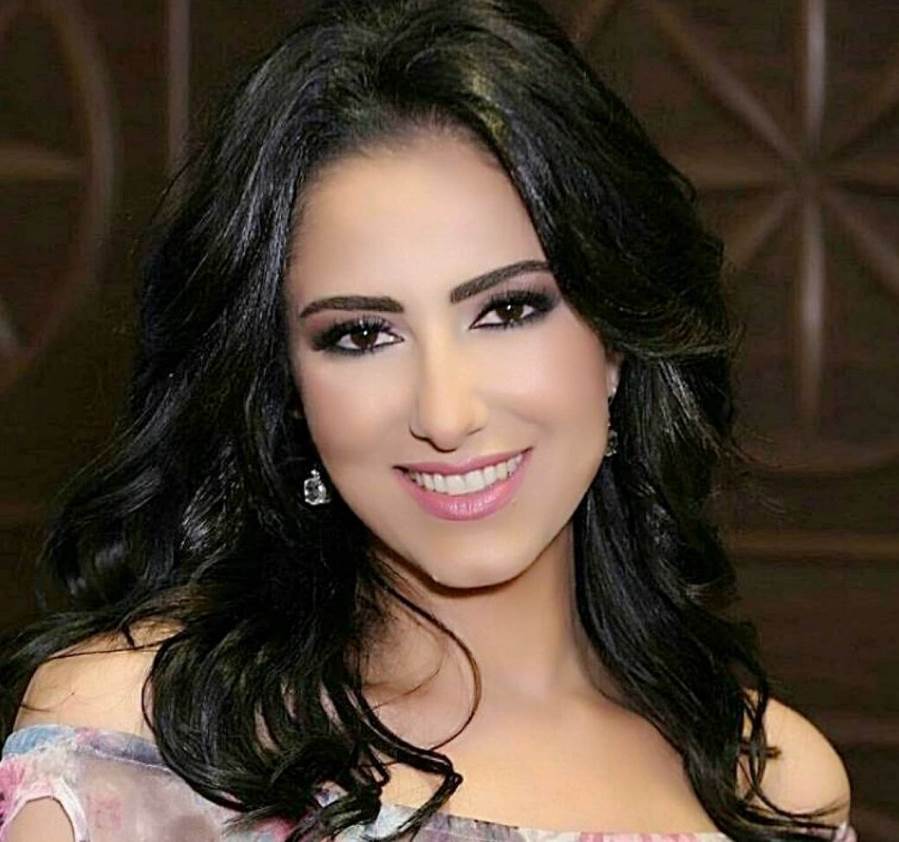 من امام البحر .. حنان مطاوع تستعرض رشاقتها بفستان أصفر