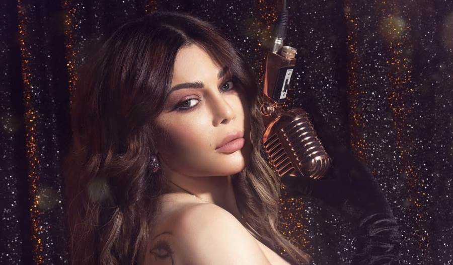 هيفاء وهبي تثير الجدل بأنوثتها بفستان جريء