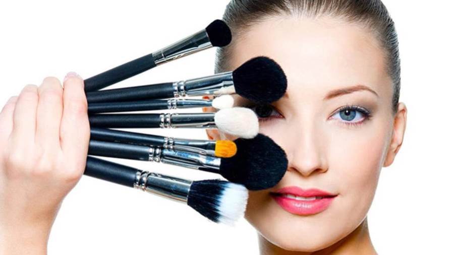 إخفاء عيوب البشرة بالمكياج