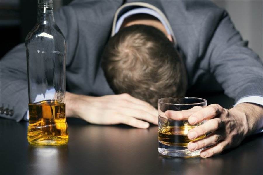 دراسة: تناول الكحول يزيد خطر الإصابة بالسكتة الدماغية