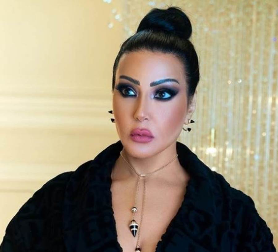 سمية الخشاب تتألق بفستان أسود ومكياج جذاب