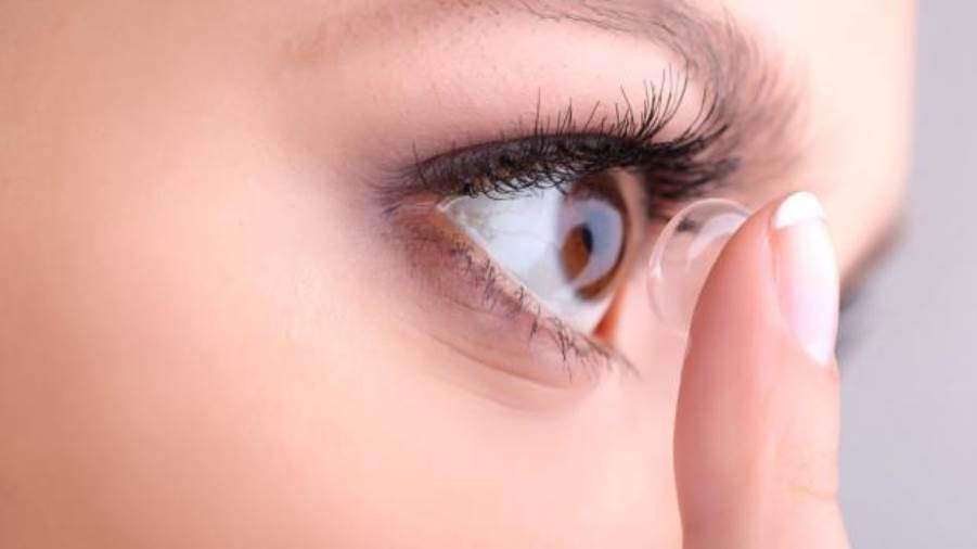 3 نصائح لحماية العين من العدسات اللاصقة.. والطريقة الصحيحة لوضعها
