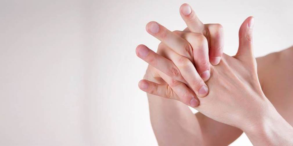 ماذا يحدث لجسمك عند طرقعة الأصابع؟