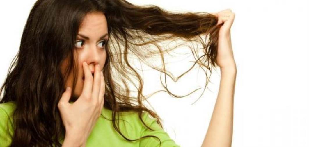 ما هي أسباب رائحة الشعر الكريهة وكيفية التخلص منها؟