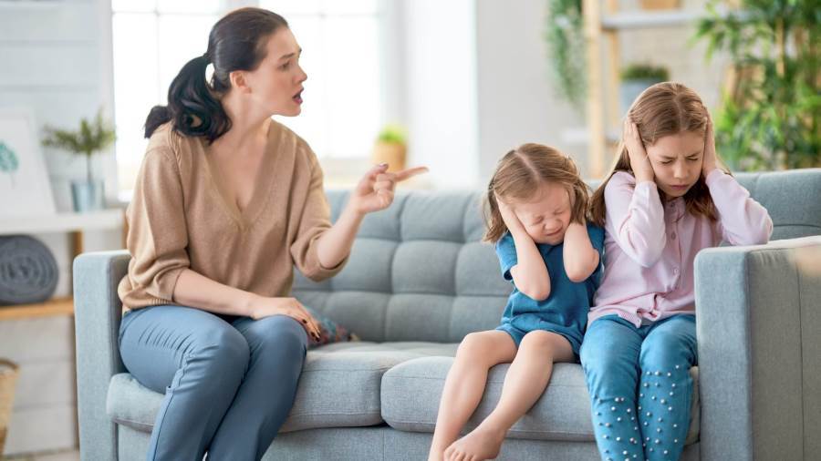 إحراج طفلك أمام الآخرين