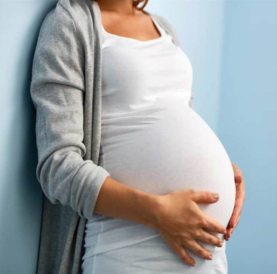 دراسة: الصداع النصفي عند الحوامل يشير إلى 4 مضاعفات للحمل