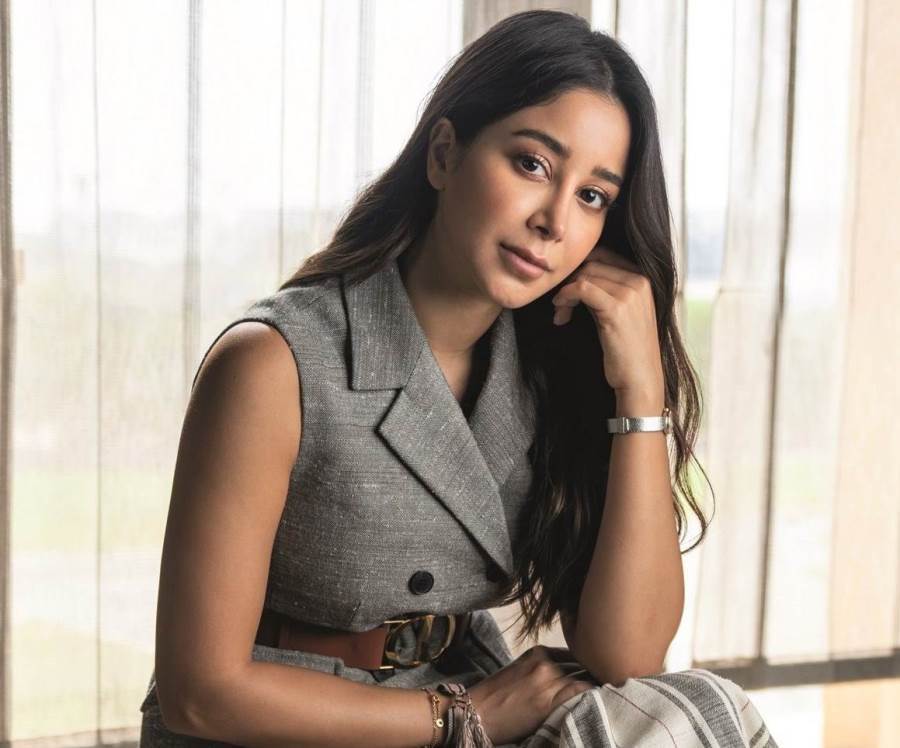 أسيل عمران تخطف الانظار بإطلالة كلاسيكية