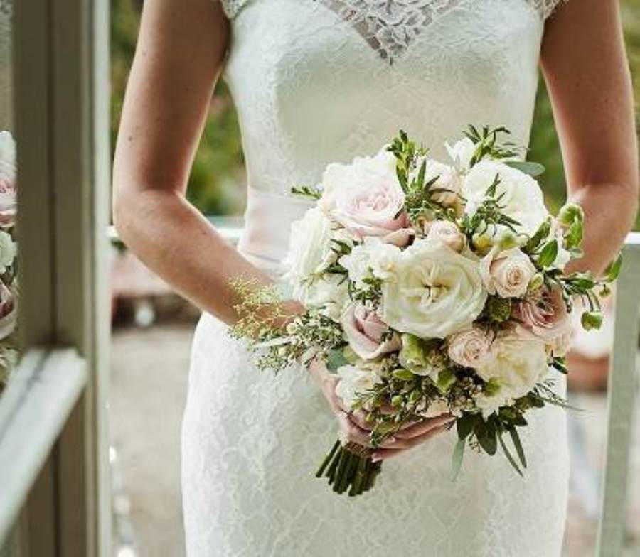 كيف تختارين باقة زهور زفافك؟ 