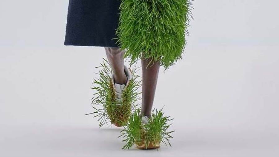أعشاب تنمو على ثياب العارضين في مجموعة Loewe الجديدة