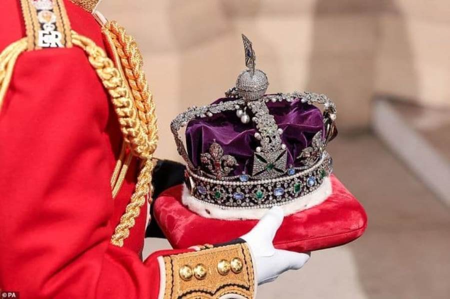 من سيرث مجوهرات الملكة إليزابيث الثمينة؟