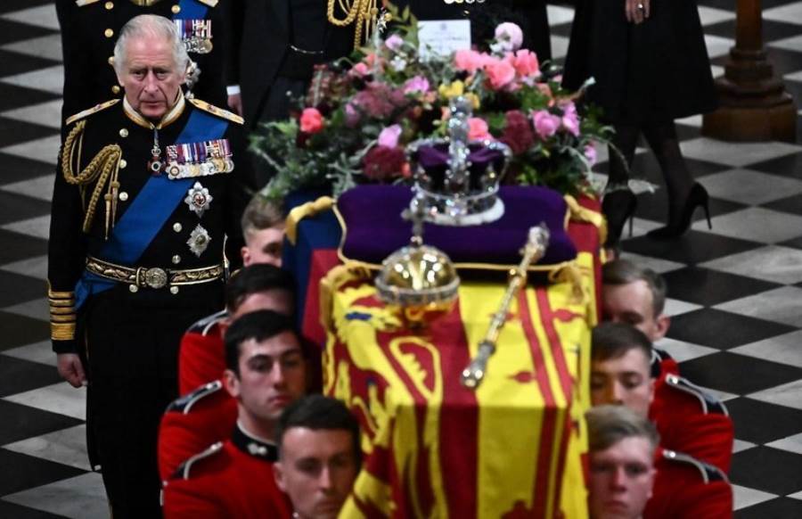 الحزن يسيطر على الوجوه خلال مراسم تشييع جنازة الملكة إليزابيث.. صور