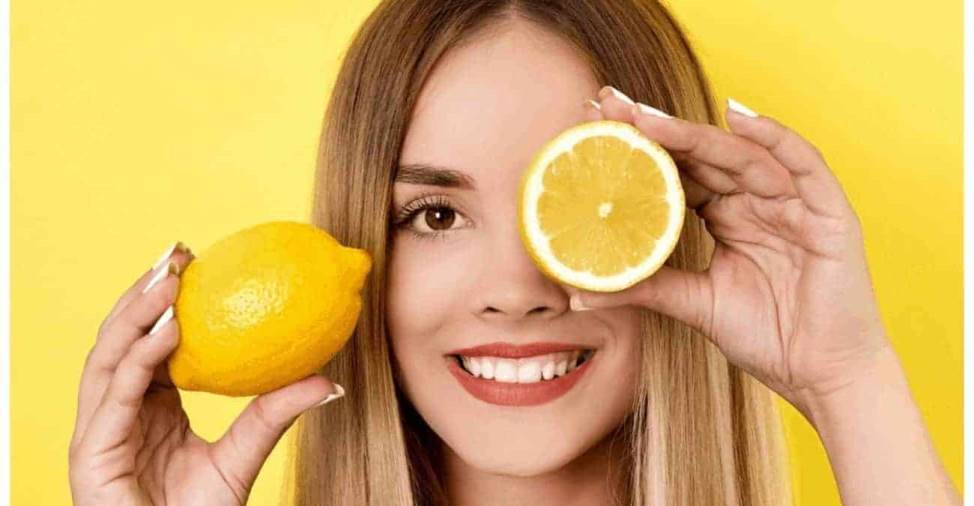 هل وضع الليمون على البشرة يفيدها أم يتسبب في إضرارها؟