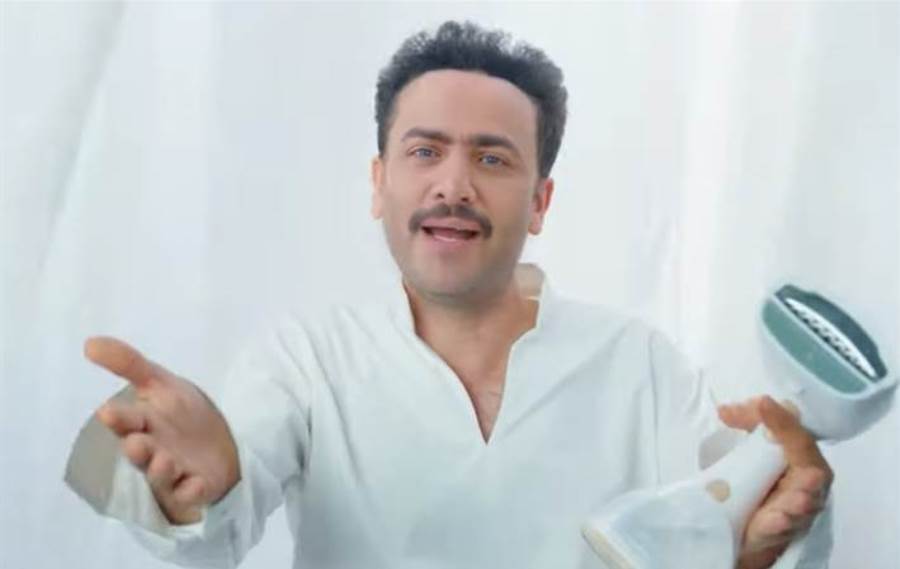 تامر حسني يظهر مواهبه في تقليد الفنانين في إعلانه الجديد.. فيديو
