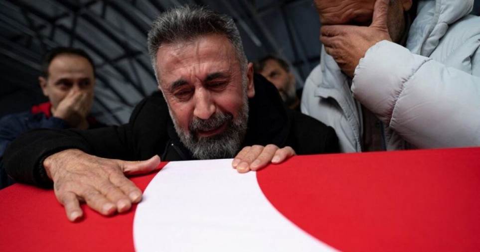نجم مسلسل "أرطغرل" ينهار بجنازة ابنته التي قتلت بتفجير اسطنبول.. صور