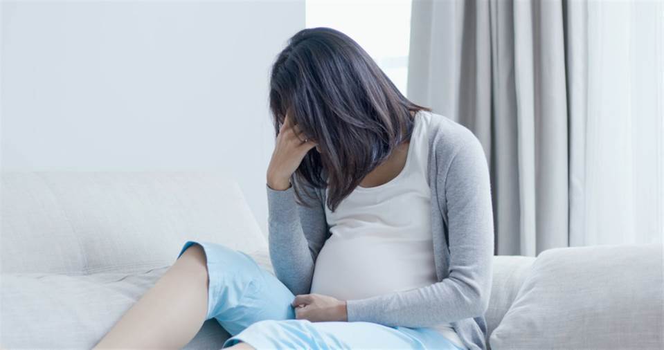 أسباب نزول الإفرازات البنية عند الحامل وعلاجها 