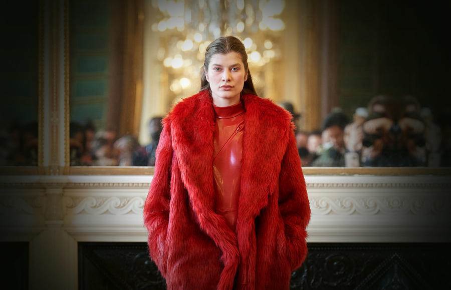 دور الأزياء العالمية تعتمد المعطف الأحمر لشتاء هذا العام