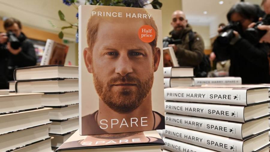  الأمير هاري يكشف عن أقرب أفراد عائلته إليه في كتابه الجديد