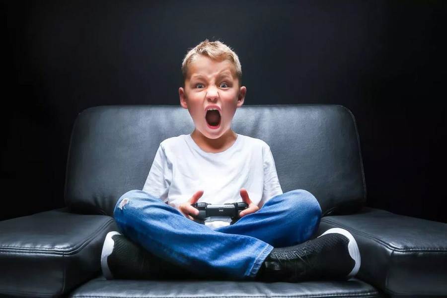 كيف تقنعين طفلك بخطورة الألعاب الإلكترونية؟