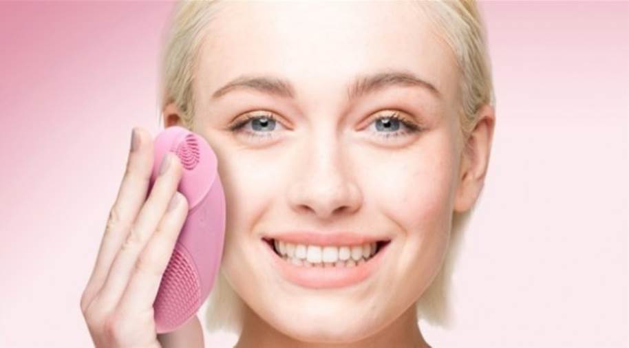 هل فرشاة تنظيف الوجه مفيدة لبشرتنا؟
