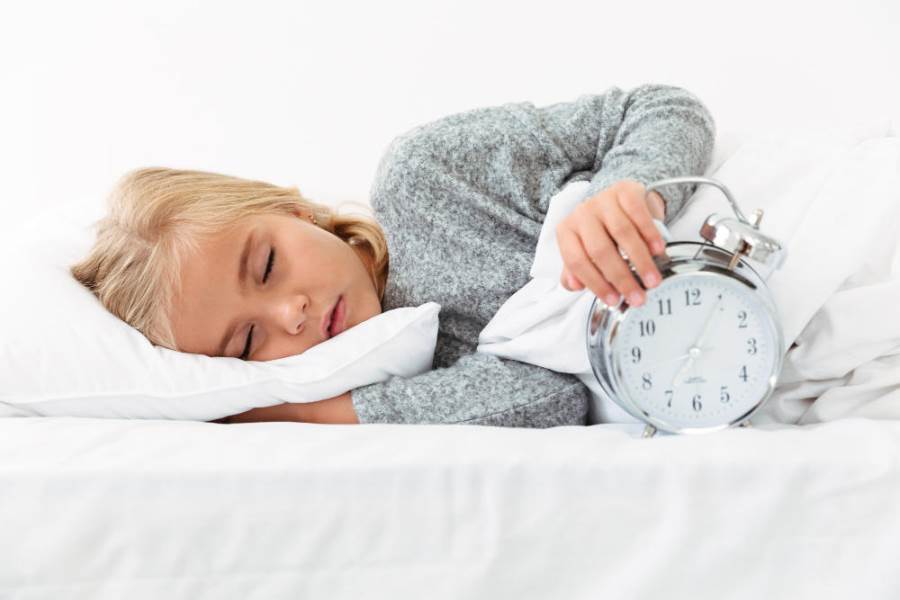  كيف تعيدين طفلكِ إلى الاستيقاظ مبكرًا قبل بدء الدراسة؟