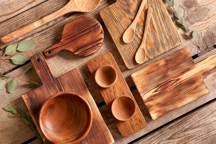 طرق فعالة لتنظيف الأواني وأدوات الطهي الخشبية