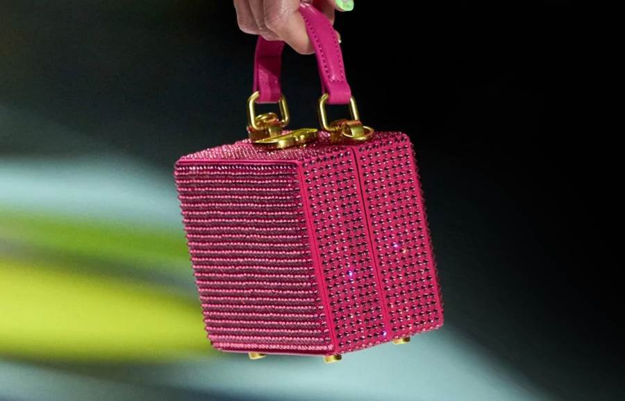 حقائب يد مربعة باللون الزهري من أشهر دور الأزياء 2023