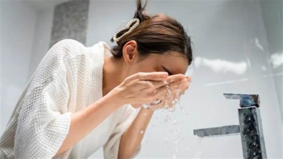 أخطاء يُحذّر أطباء الجلد من ارتكابها عند غسل الوجه