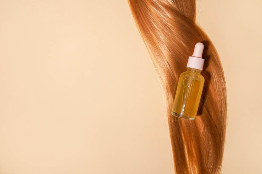 ما هي الطريقة الصحيحة لتطبيق الزيوت الطبيعية على شعرك؟