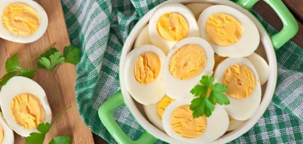 كم بيضة مسموح لنا بتناولها في اليوم ؟