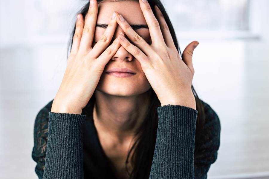 4 عادات يومية قد تدمر بصرك.. هل تمارسها؟