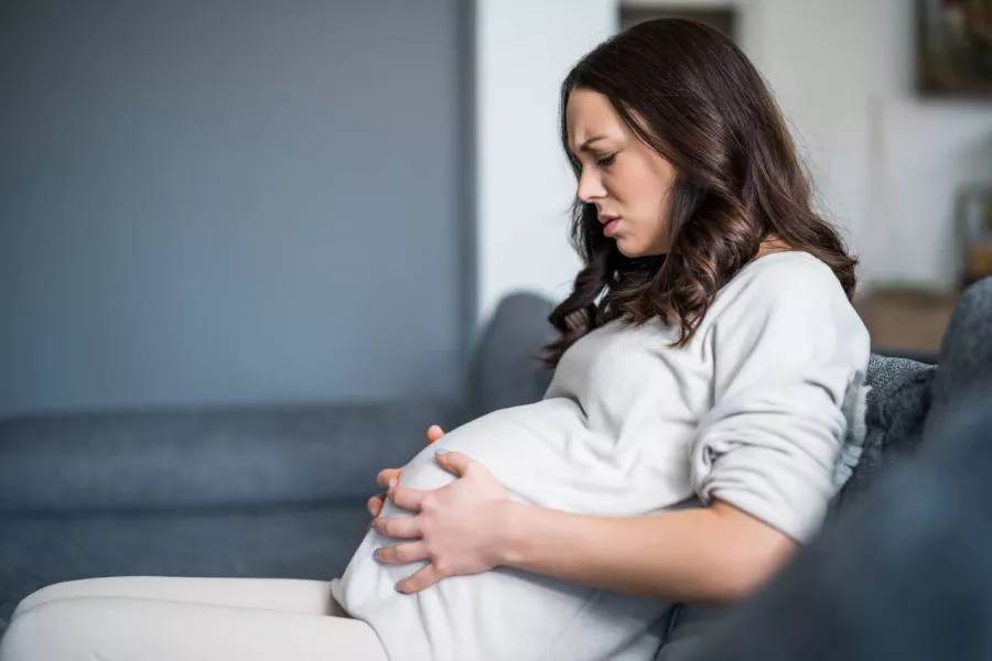 حرقة المعدة أثناء الحمل.. الأسباب وطرق التقليل من حدوثها