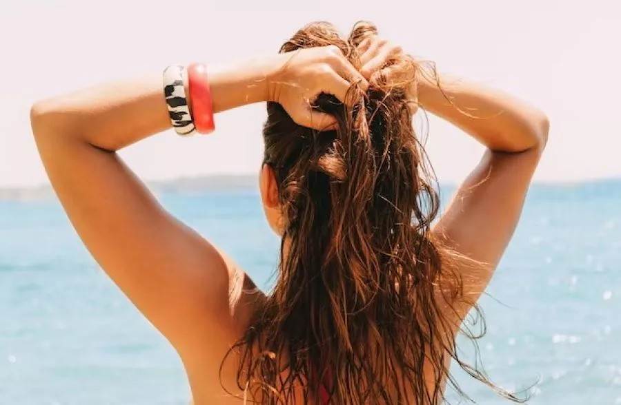 3 مكونات طبيعيّة تحمي شعرك خلال الصيف