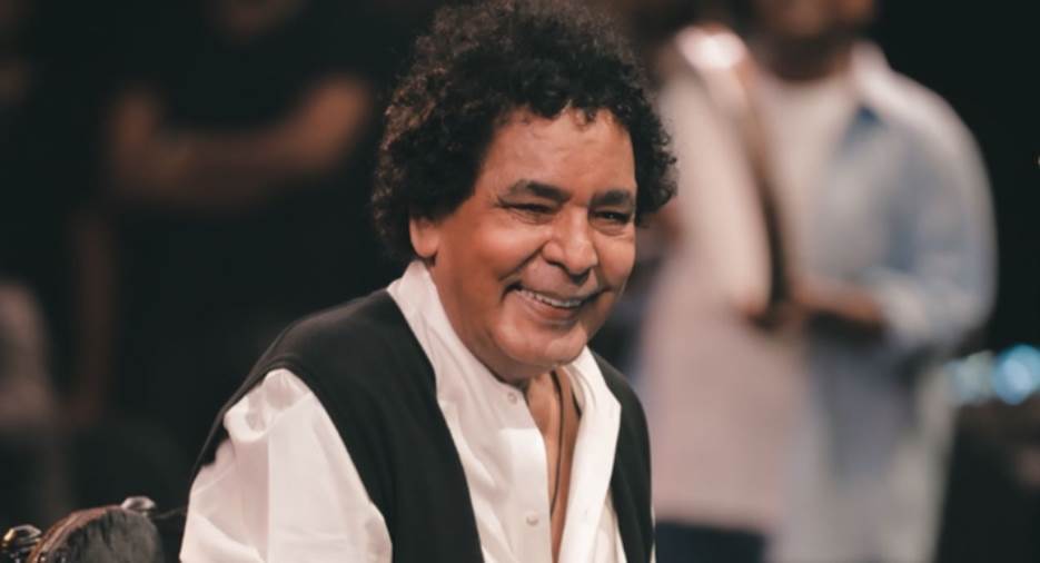  تدهور حالة محمد منير ونقله للمستشفى وسط رعاية طبية مكثفة