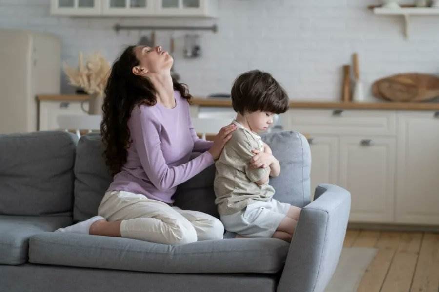 حيل سحرية تساعدك في التعامل مع طفلك العنيد