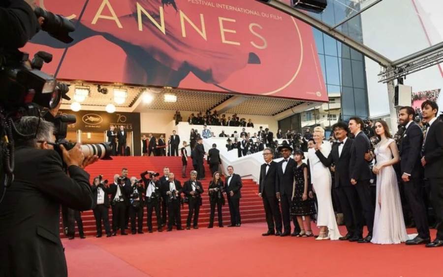 لأول مرة في تاريخه.. مهرجان كان يضع قيودًا على الإطلالات الجريئة