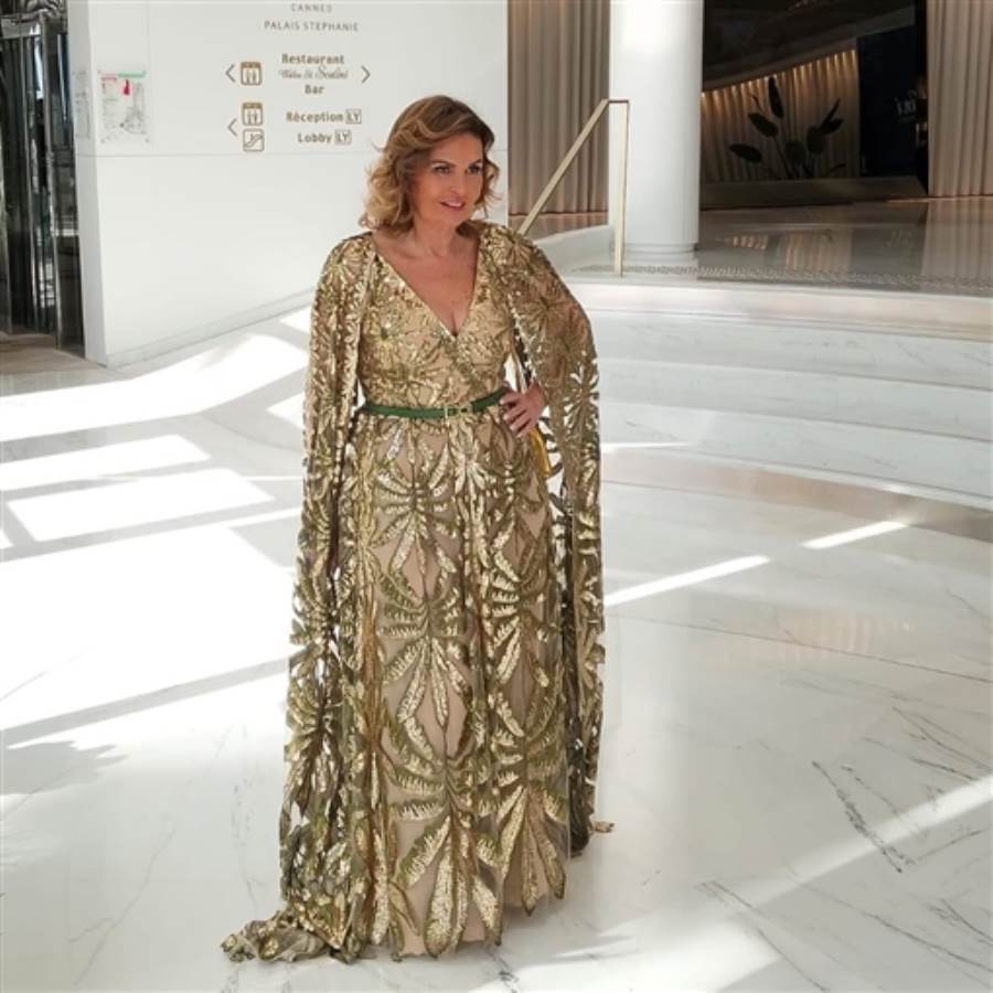 يسرا تتألق بفستان لامع في مهرجان كان من تصميم إيلي صعب