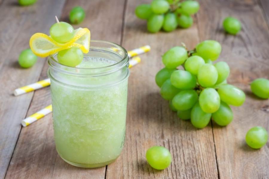 طريقة عمل سموذي العنب البارد