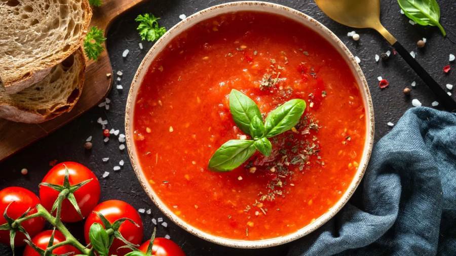 طريقة تحضير شوربة الطماطم المشوية بالريحان